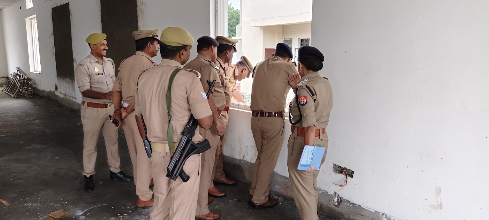 पुलिस अधीक्षक बस्ती द्वारा पुलिस लाइन बस्ती में शुक्रवार की साप्ताहिक परेड का निरीक्षण करते हुए 